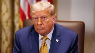 Trump, agresivamente a la defensiva al verse golpeado por las teorías de la conspiración sobre Epstein que alimentó