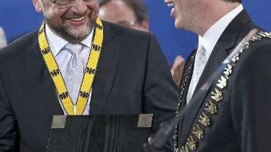 Schulz (i), tras recibir el premio.