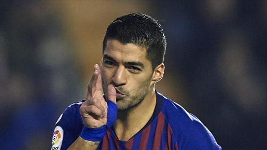 Dembélé y Suárez salvan al Barça de que le parta un rayo