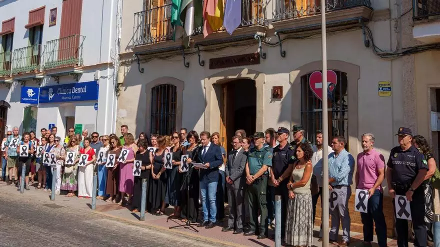 VÍDEO | Declaraciones del alcalde de Mairena del Aljarafe y del subdelegado del Gobierno de Sevilla, en el minuto de silencio en Mairena del Aljarafe