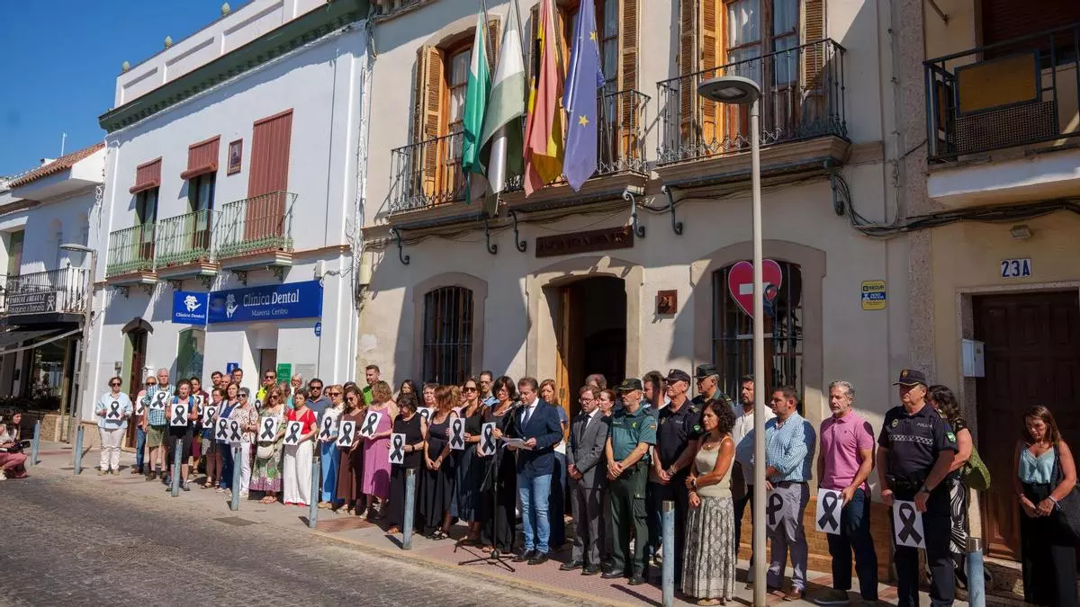 Mairena guarda un minuto de silencio por Ana, asesinada por violencia de género: "Ojalá sea la última víctima de esta lacra"