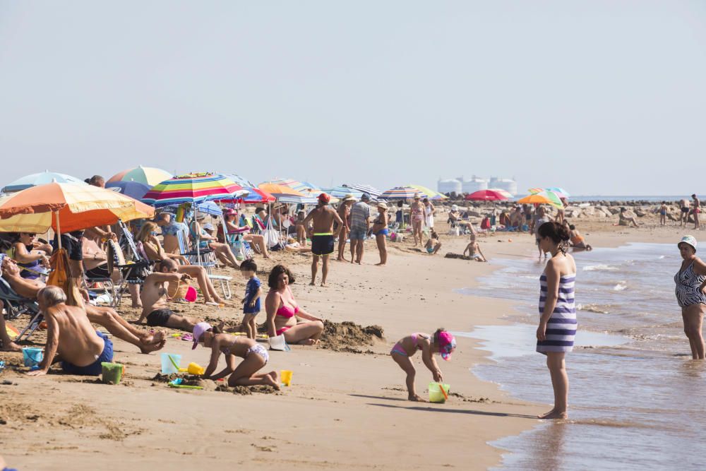 Veraneantes y visitantes en las playas de l'Horta.