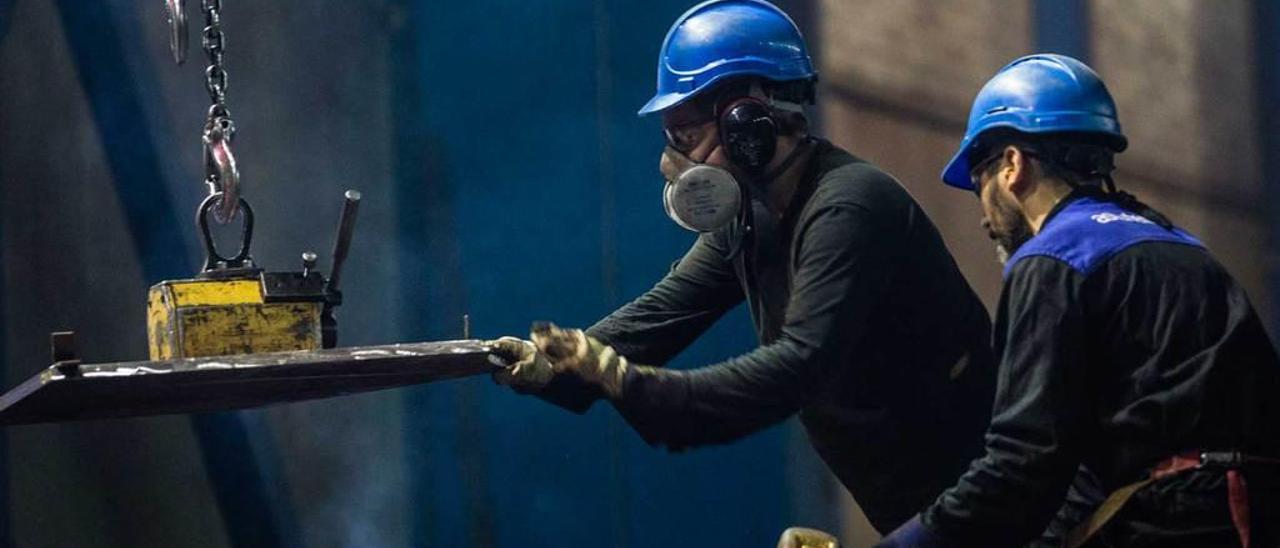 Trabajadores de la empresa del metal Asturfeito.