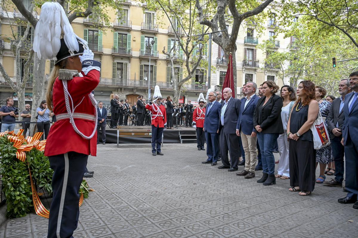 La alcaldesa Ada Colau y miembros del Ajuntament de Barcelona en la ofrenda floral al monumento de Rafael Casanova.