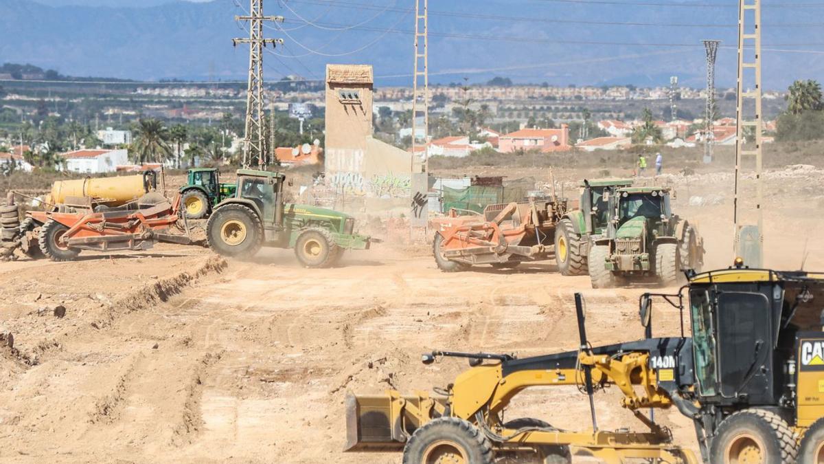 Movimiento de tierras para la construcción de la zona residencial y comercial. | TONY SEVILLA