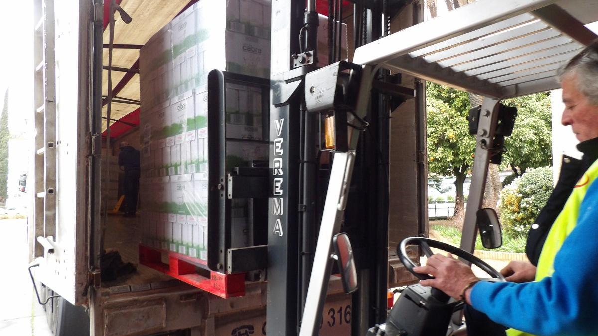 Imagen de archivo de un operario carga leche en un camión de Covap para llevarlo al Banco de Alimentos de Córdoba.