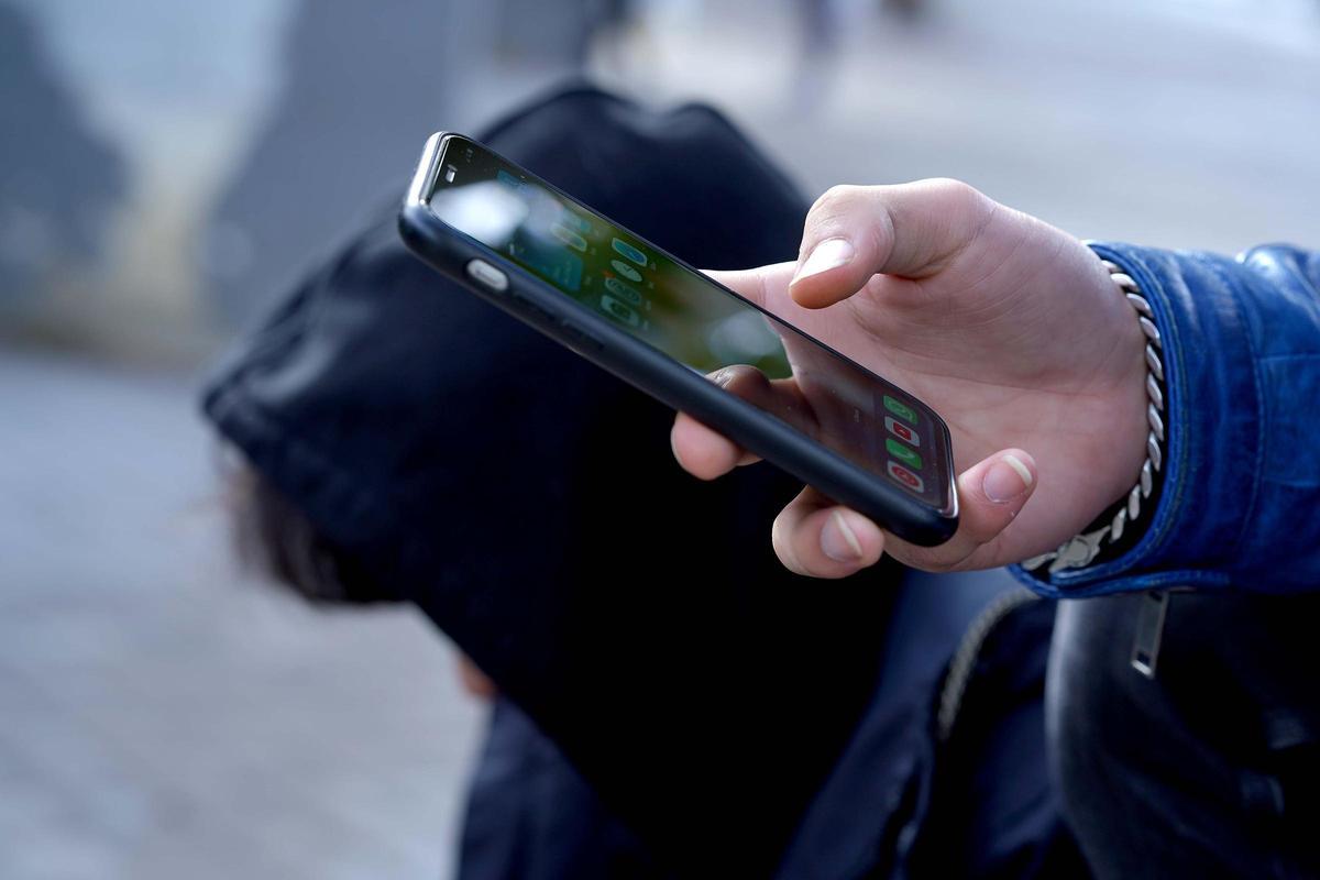 Reportaje menores con movil Reportaje menores con movil