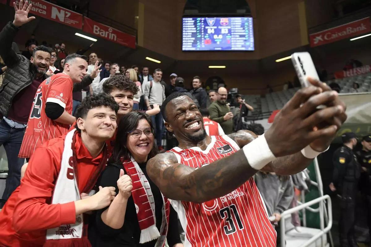 Dylan Ennis se fotografía con seguidores tras la victoria ante el Barça.