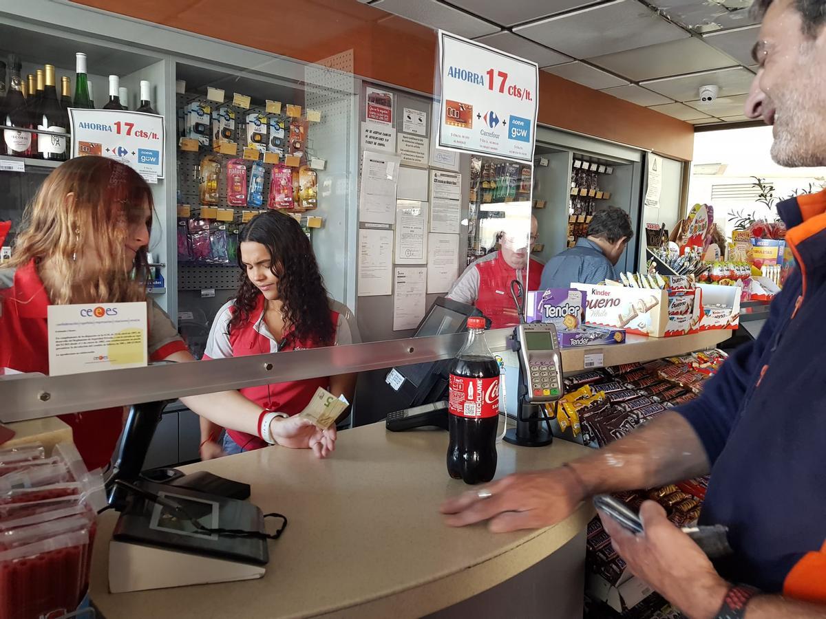 Empleadas de una gasolinera, vendiendo solo productos.