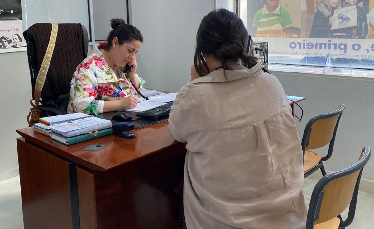 Una de las atenciones sobre empleo desarrolladas por la Fundación Amigos de Galicia