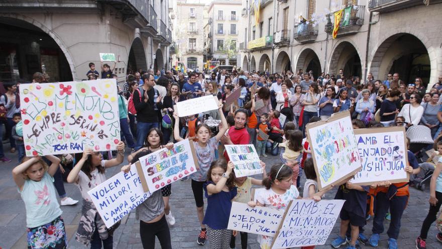 La FaPaC denuncia que estan «sostraient» la gestió del menjador escolar a 46 AMPAs