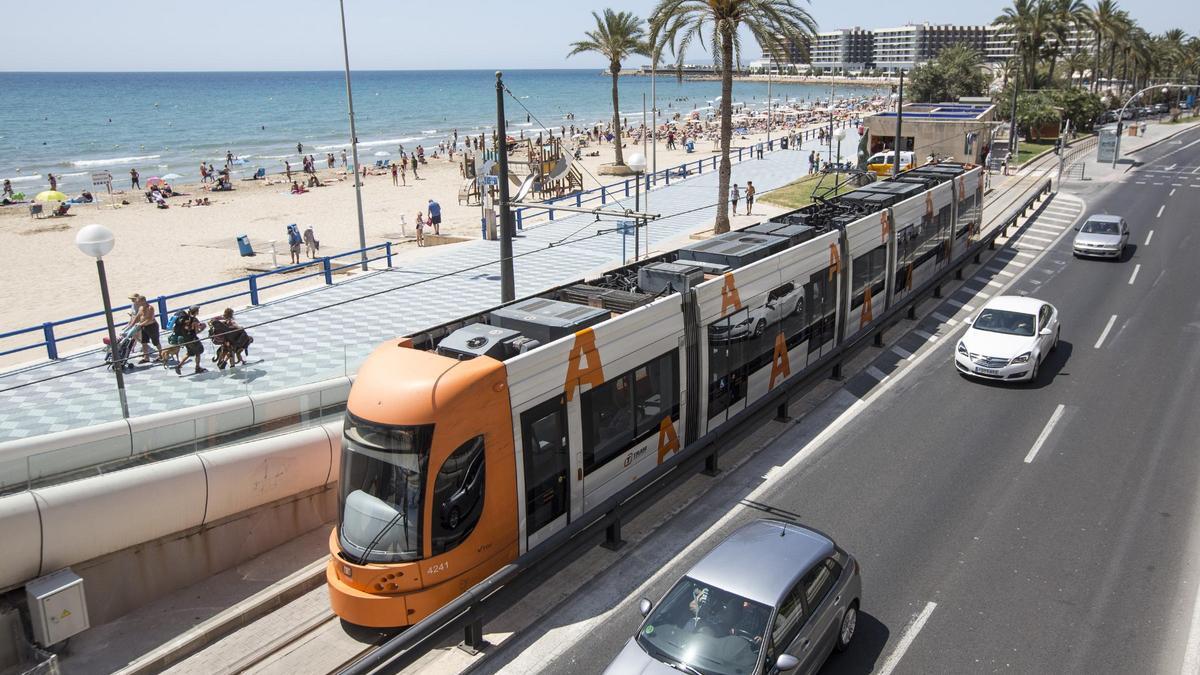 Un tranvía de la línea 5 circulando por la playa del Postiguet