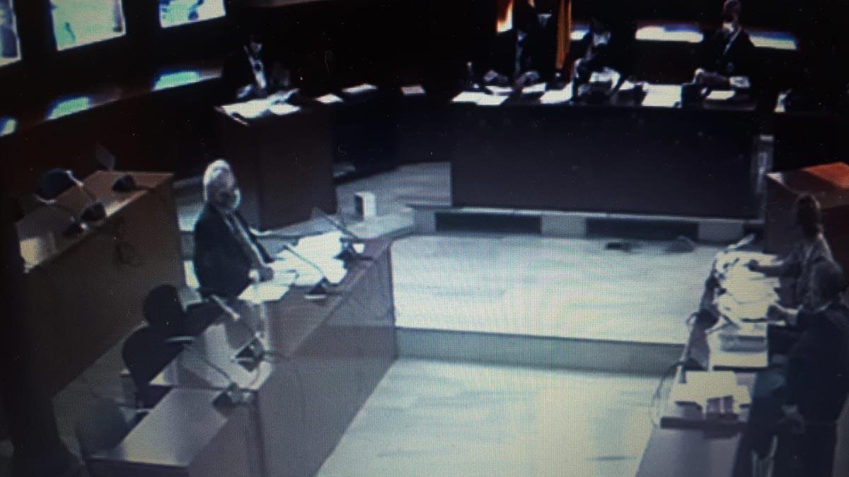 A la banqueta un policia local que va asfixiar un detingut