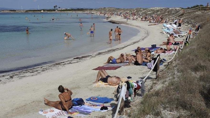 Turistas en la playa de ses Illetes a finales del pasado mes de octubre.