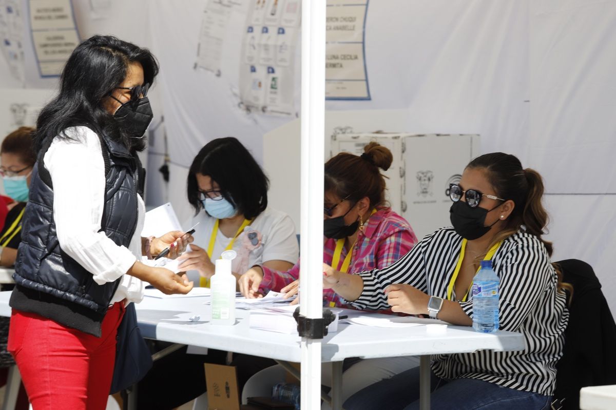 Los ecuatorianos residentes en la Región votan en las elecciones de su país