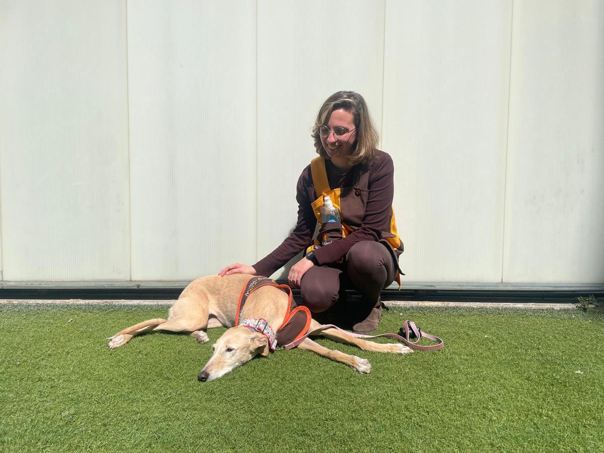 Marina y Kaia, hembra de galgo que se acaba de incorporar al programa de apoyo a menores en sedes judiciales.