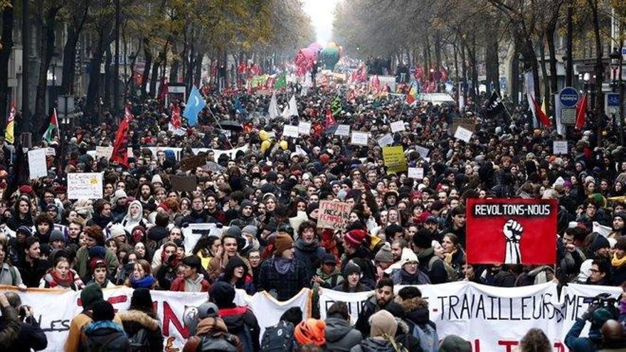 La huelga contra las pensiones bloquea Francia por segundo día consecutivo