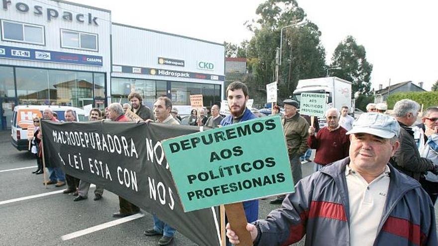 Una treintena de vecinos afectados por la depuradora cortaron el tráfico, ayer.