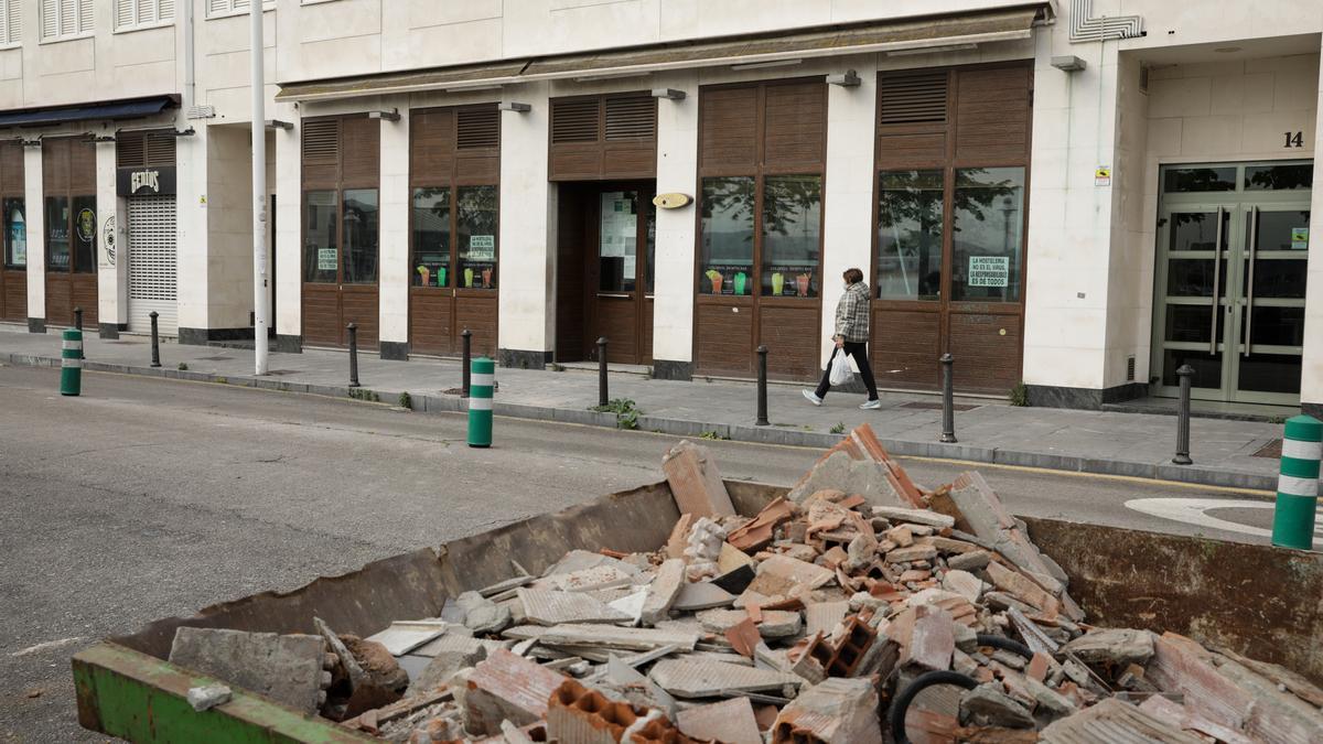 El exterior del pub Colonial, con un contenedor de obra, en primer término.