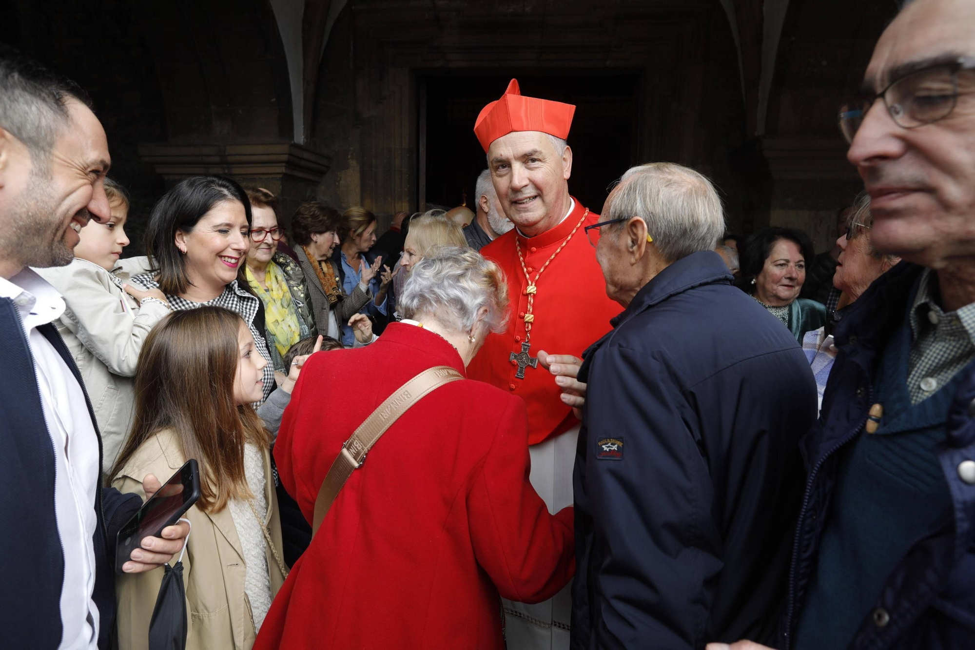 El cardenal Ángel Fernández Artime oficia la primera misa cardenalicia de Gozón en el día de Todos los Santos en la parroquia de Santa María de Luanco