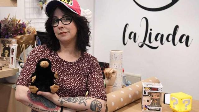 La propietaria de La Liada, Lía Gimeno, con parte de su 'merchandising'.