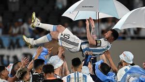 El delantero argentino Lionel Messi manteado por sus compañeros durante una ceremonia de reconocimiento a los jugadores ganadores de la Copa del Mundo.