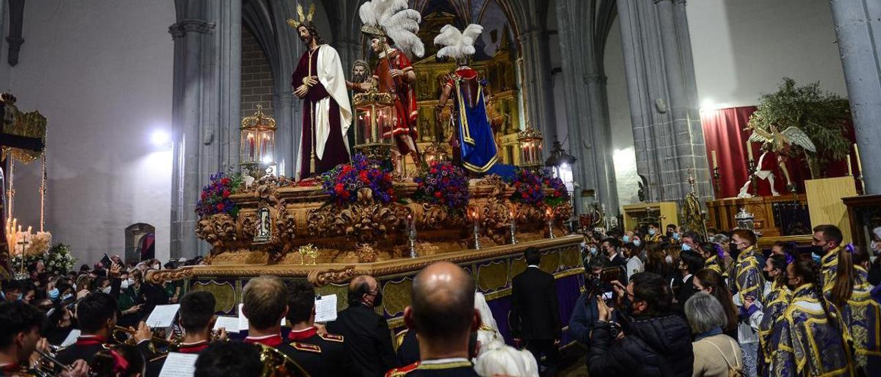 Jesús de la Pasión, moviéndose por el interior del templo.