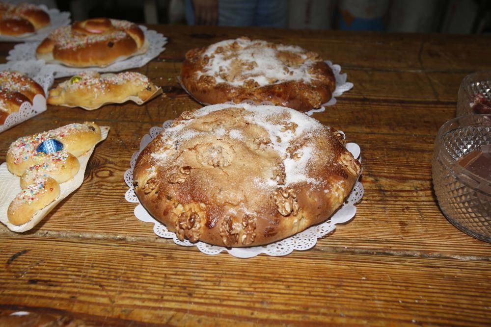 Forn de Manuela. Primer premio de monas y segundo de torta de pasas y nueces.