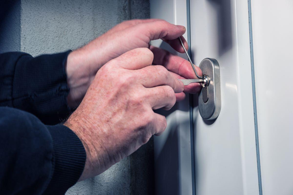 Así pueden abrir los ladrones la puerta de tu casa para robar en