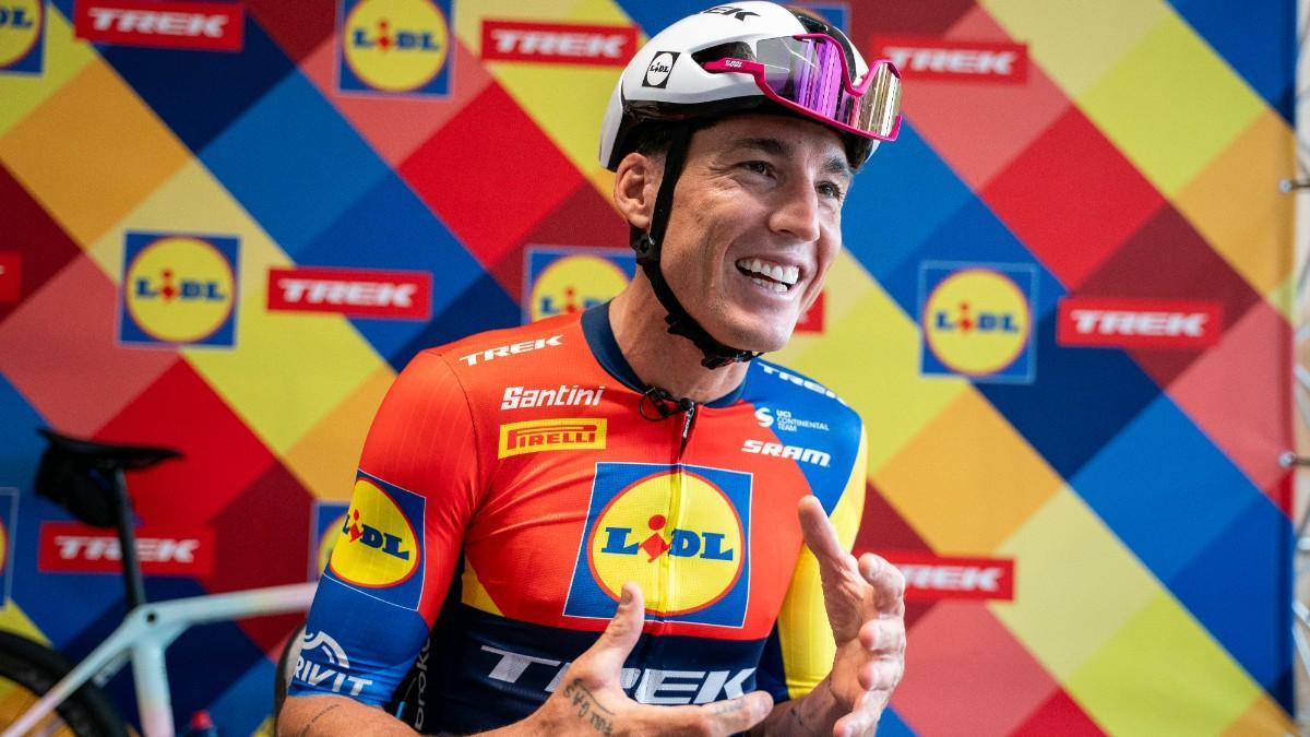 Aleix Espargaró, durante un evento con el Lidl Trek