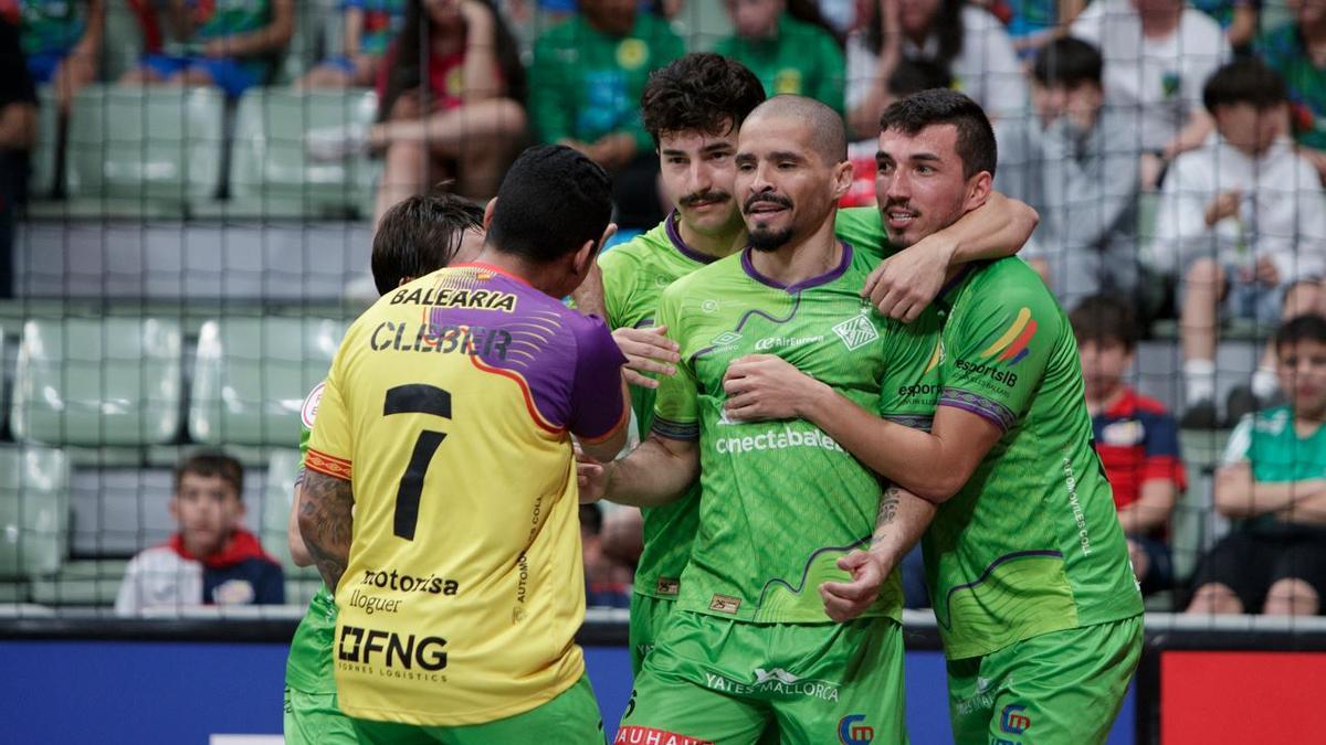 Los jugadores del Palma Futsal felicitan a Vilian, autor del tanto.