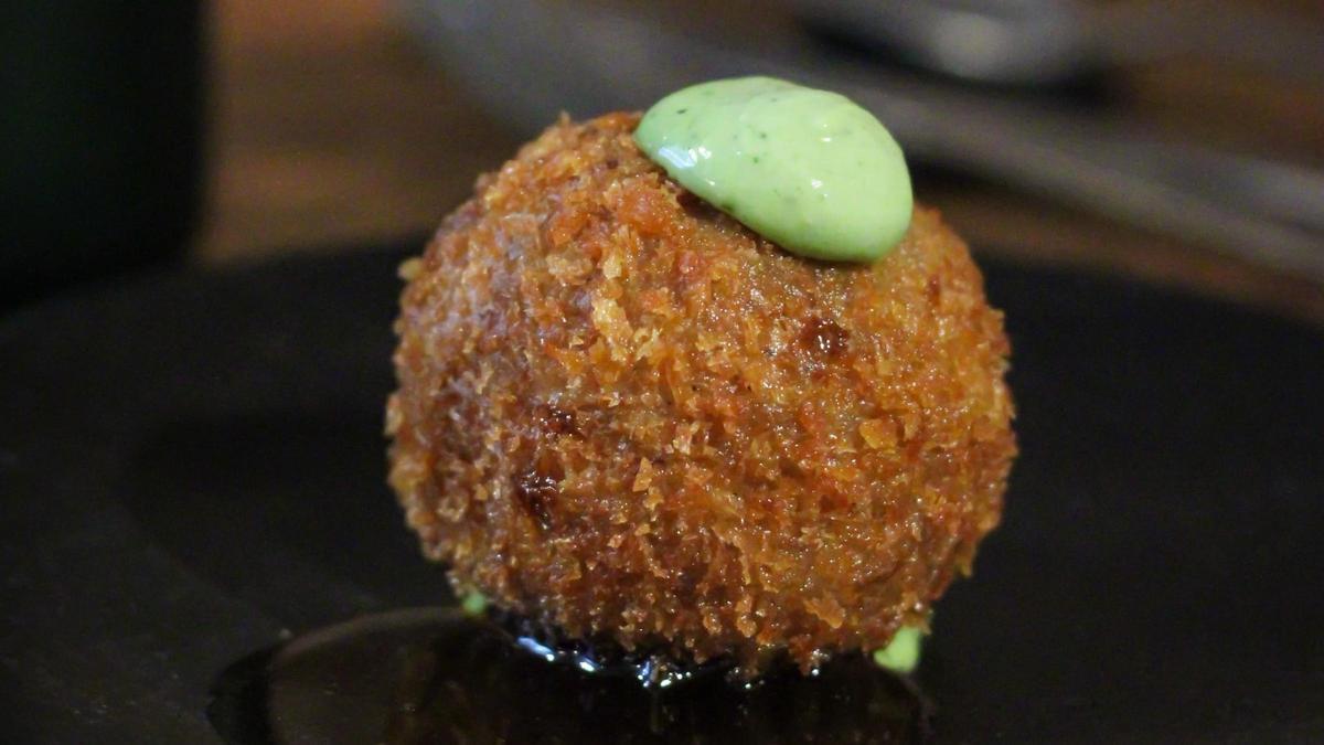 'Arancino' de 'cacio e pepe' relleno de osobuco de cordero a la milanesa del restaurante Contracorrent Bistró Gràcia.