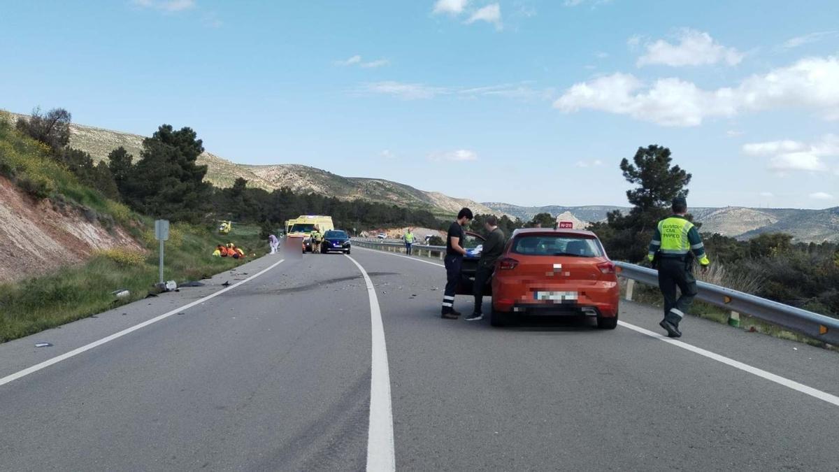 El conductor sale del coche poco después del accidente mortal.