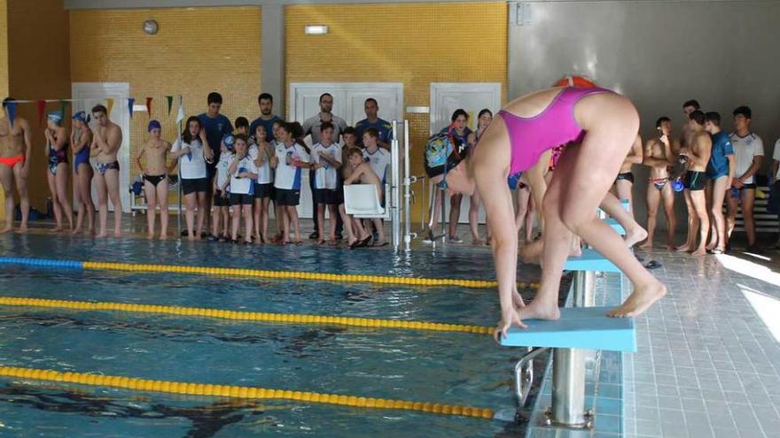 Aroa Silva se dispone a lanzarse a la piscina ante la mirada de los participantes, ayer, en Lugones.