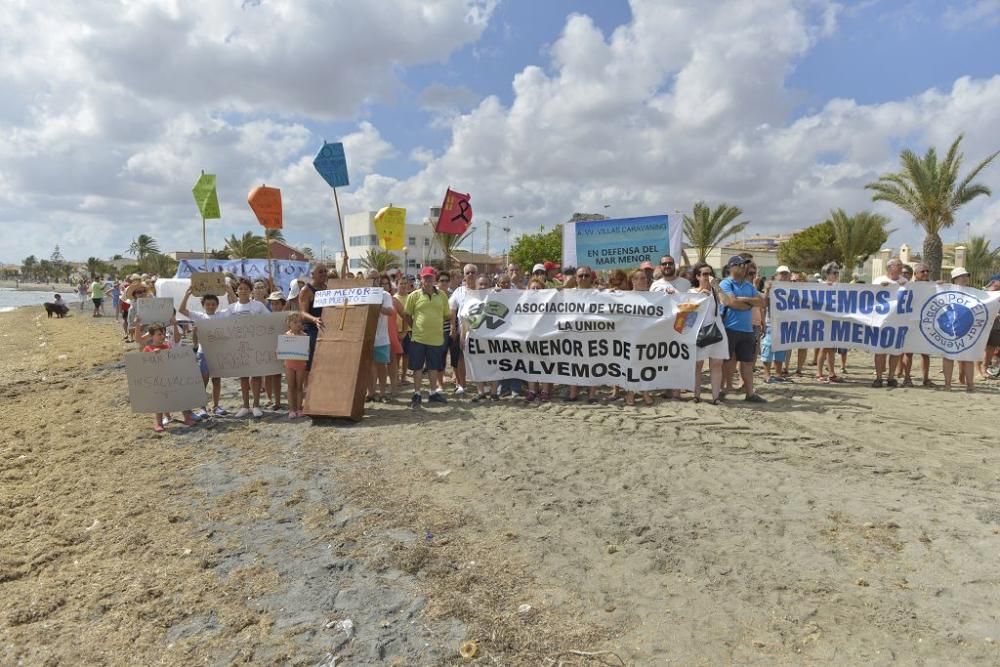 Protesta ante un Mar Menor que amanece cubierto de espuma