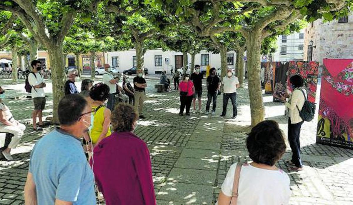 Turistas durante una visita guiada por la capital zamorana. | Jose Luis Fernández