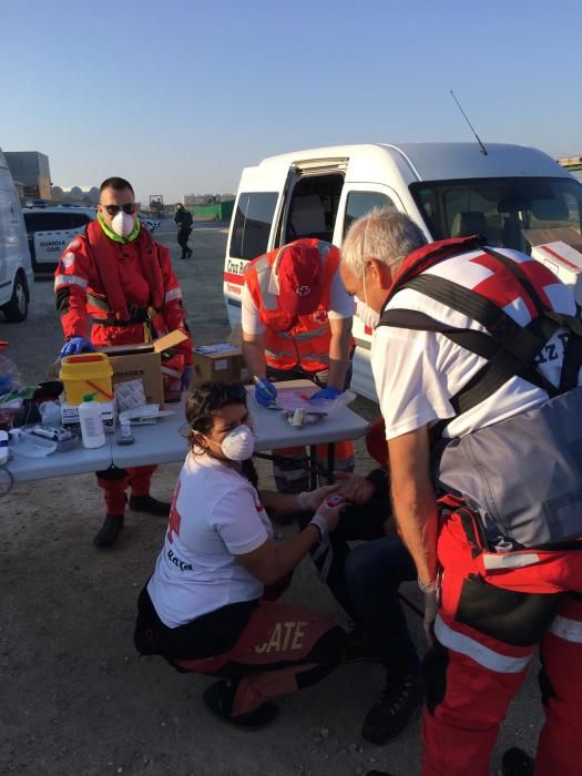 Atención sanitaria de Cruz Roja a los inmigrantes en el puerto de Torrevieja