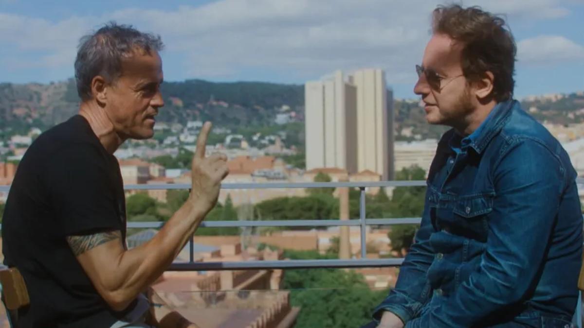 Luis Enrique junto al cantante David Carabén, en la charla que aparece en el documental 'Camp Nou: Bienvenidos al estadio'.