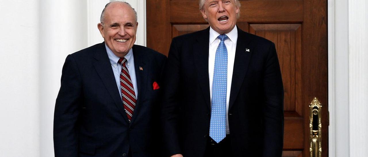 Rudolph Giuliani y Donald Trump, durante una reunión mantenida el 20 de noviembre de 2016 en Nueva Jersey.