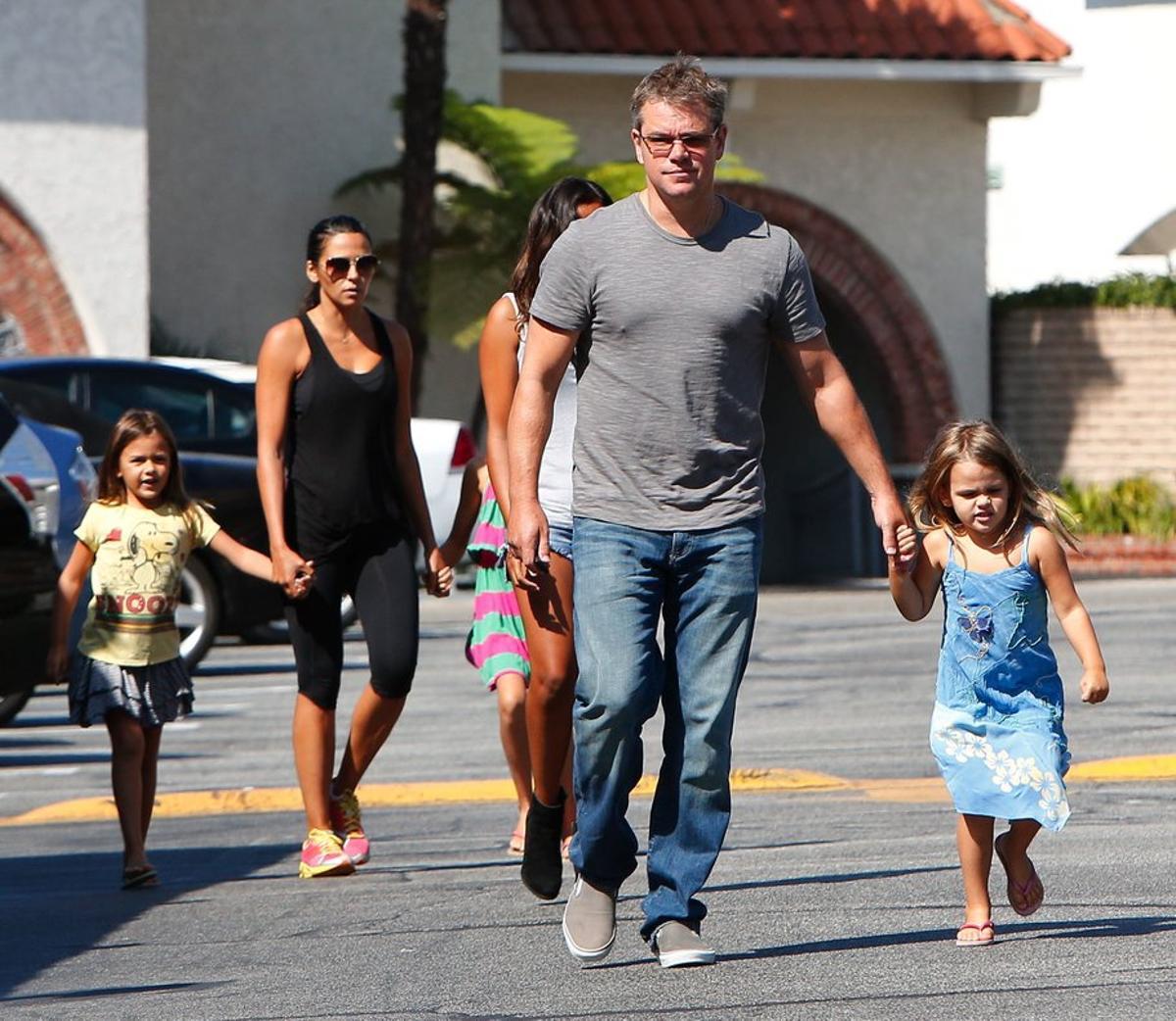Matt Damon y su esposa Luciana Barroso, con sus tres hijas, en agosto del 2014.
