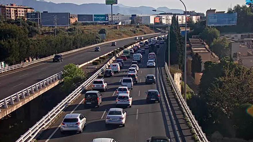 Atasco esta maÃ±ana en la VÃ­a de Cintura por la averÃ­a de un camiÃ³n que ocupa dos carriles.