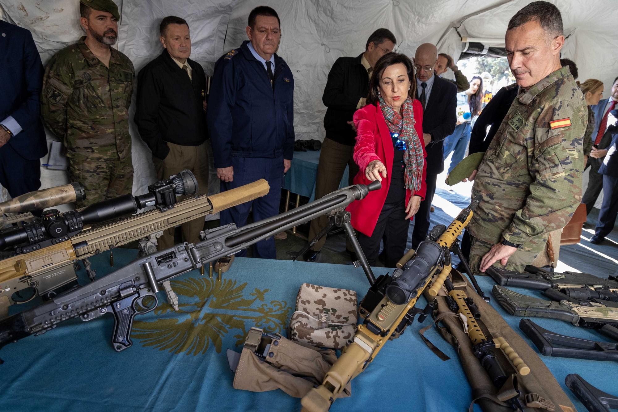 La ministra de Defensa Robles supervisa en el cuartel de Rabasa el nuevo material adquirido por el Mando de Operaciones Especiales