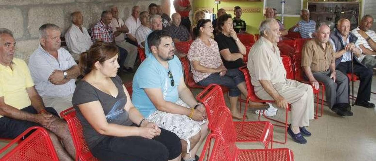 Una treintena de personas asistieron a la reunión en Coiro. // S. Álvarez