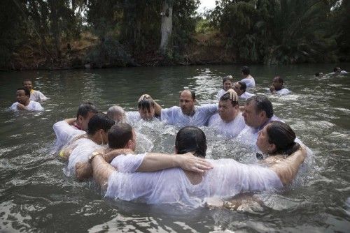 Peregrinos cristianos de Brasil son bautizados cerca de la ciudad de Tiberias al norte de Isrrael
