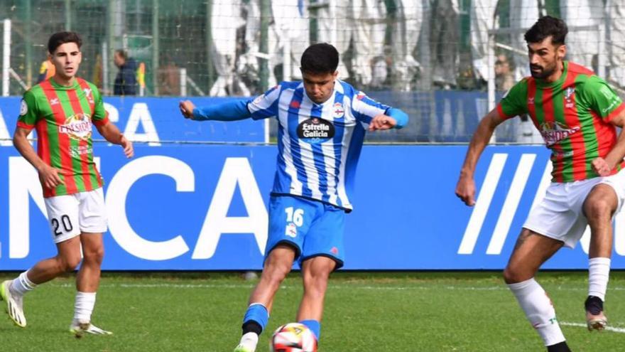 Vilán golpea el balón en el partido de la primera vuelta. |  // VÍCTOR ECHAVE