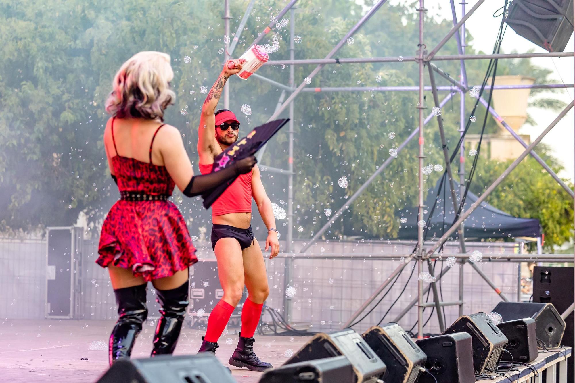 Cientos de personas festejan el Benidorm Pride con un multitudinario desfile y una fiesta en l'Aigüera