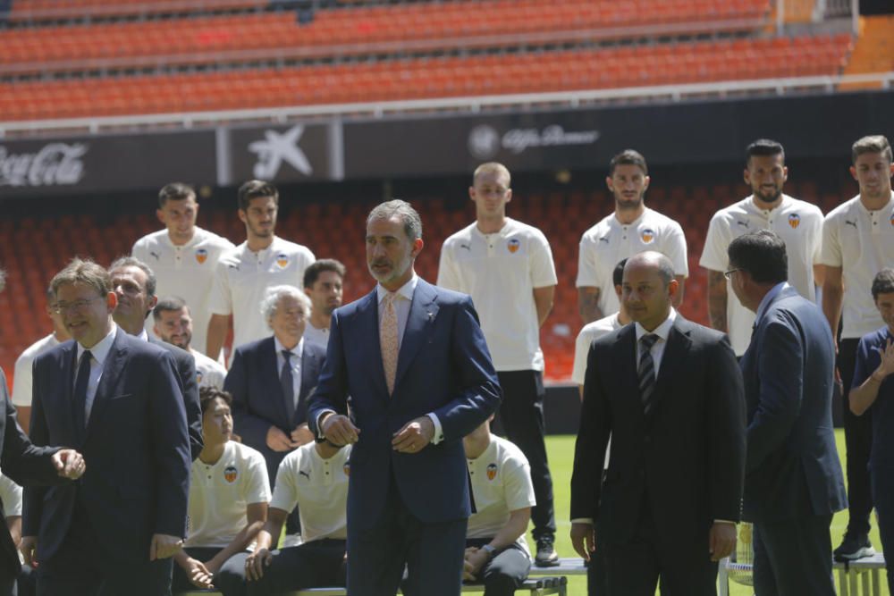 El rey Felipe VI felicita a la plantilla del Valencia CF por conseguir la Copa