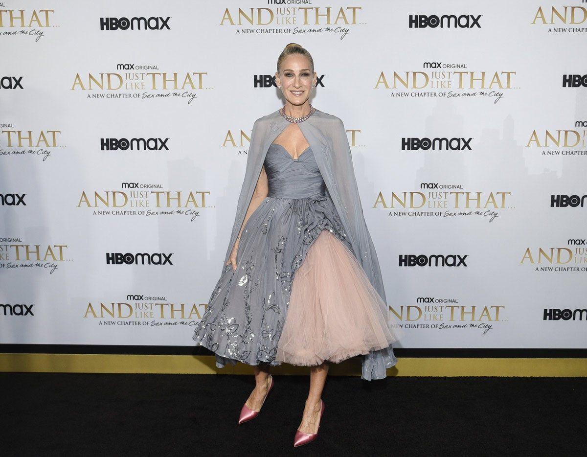 Sarah Jessica Parker con vestido de Oscar de la Renta en el estreno de And Just Like That