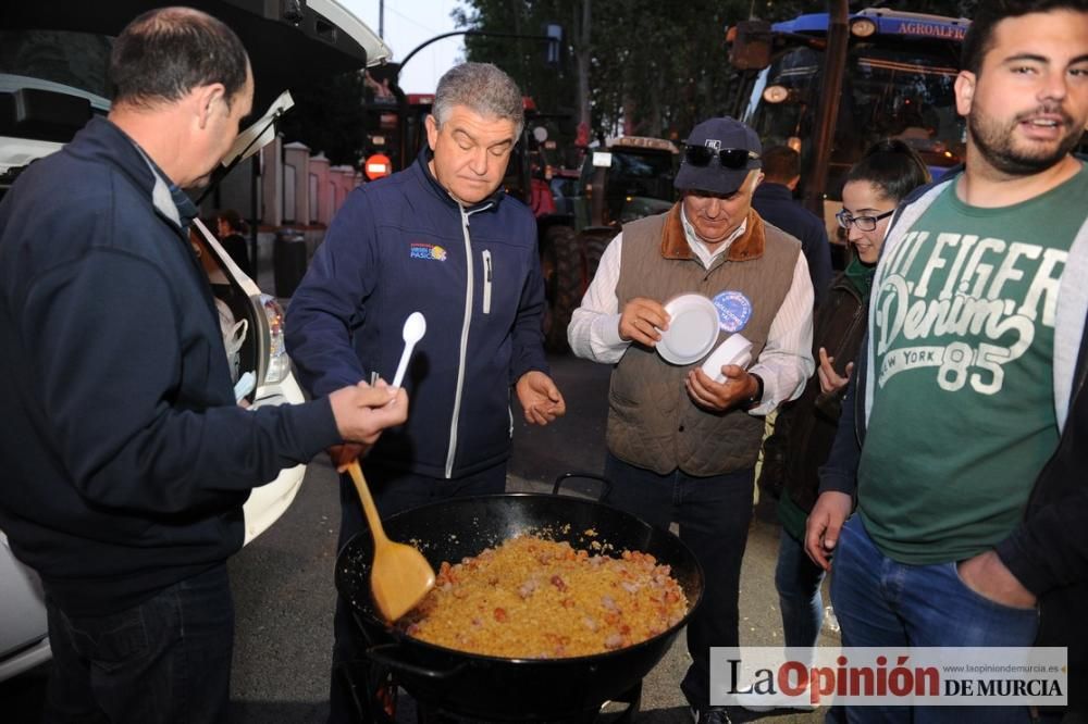 La noche de protesta de los agricultores se pasa con migas