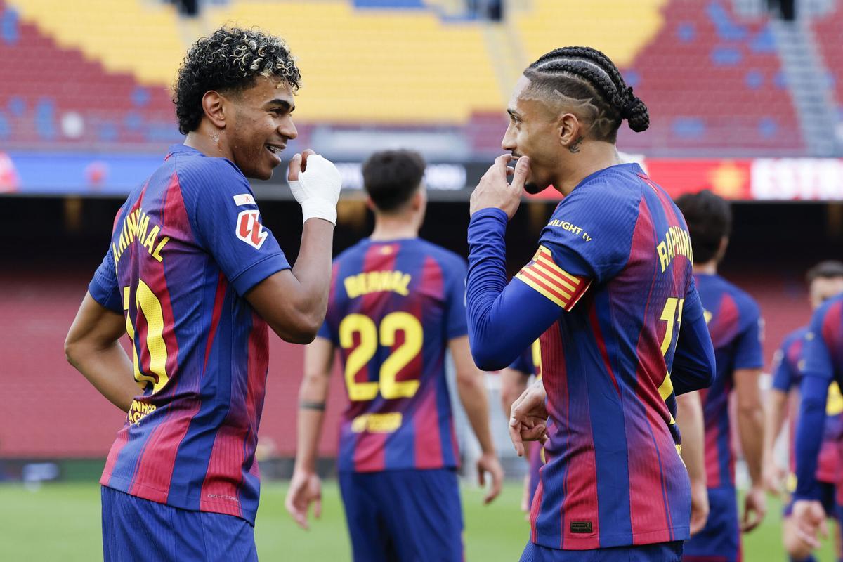 Lamine y Raphinha celebran uno de los tres goles del de Rocafonda